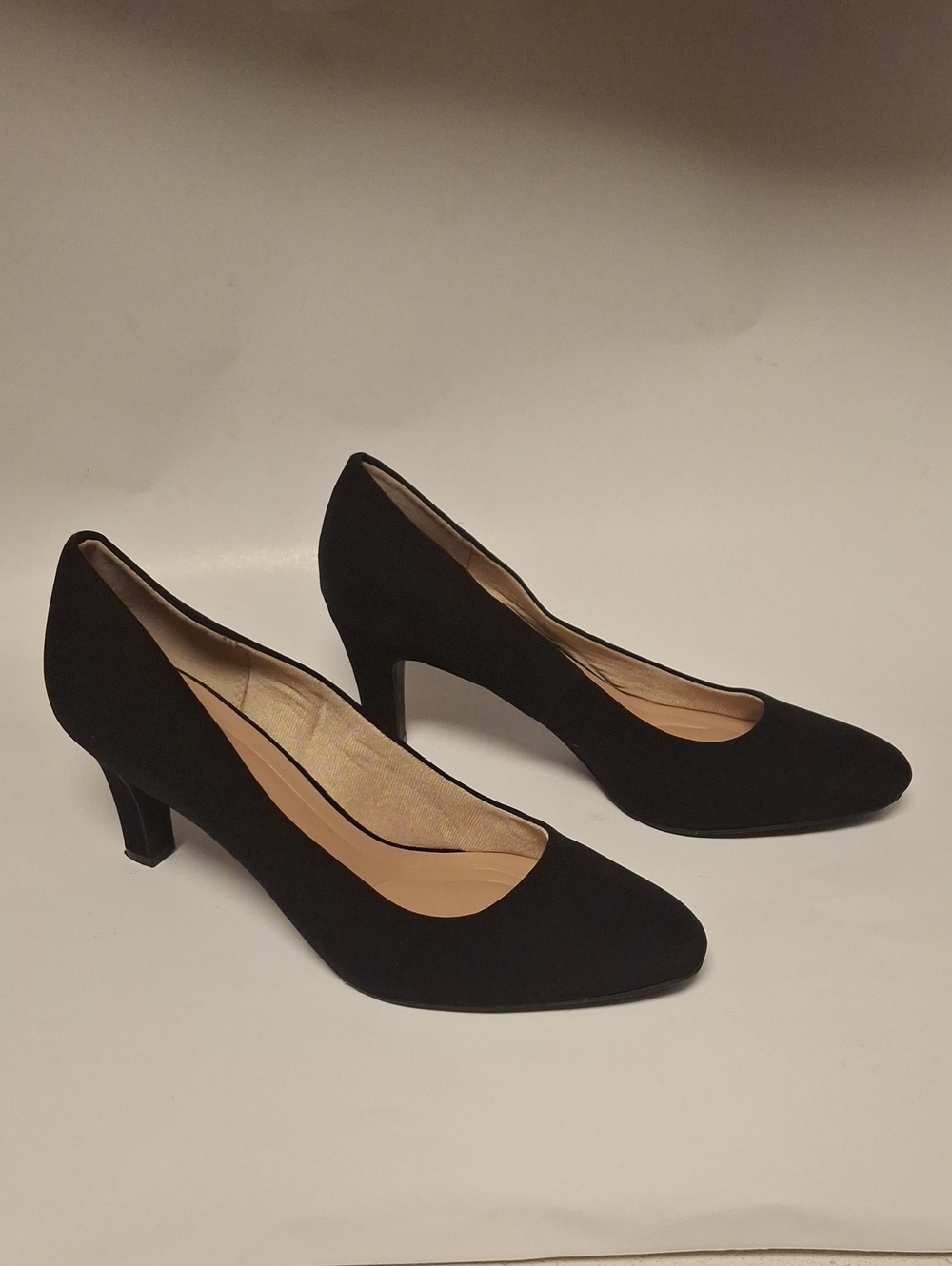 Kelly & Katie Black Mid-Heel Classic Pumps. 8.5